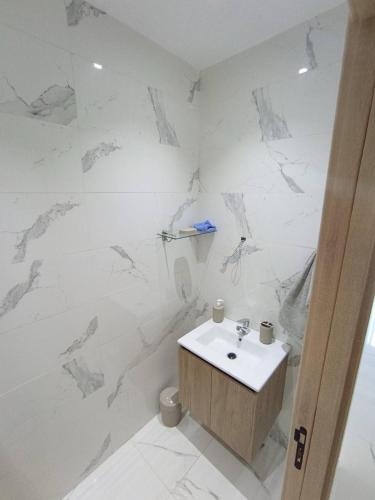 Bilik mandi di Modern and bright apartment