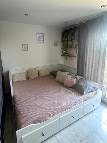 a bed in a bedroom with at Studio pratique - Jardin privé in Grabels
