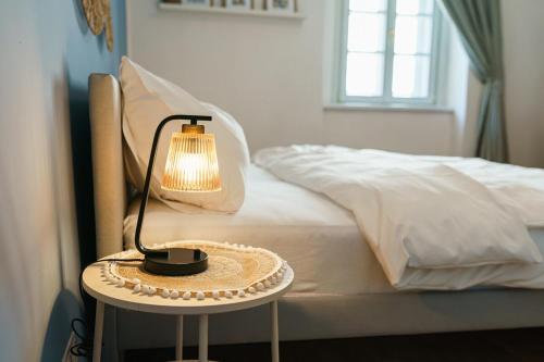 Ένα ή περισσότερα κρεβάτια σε δωμάτιο στο Zwei Zimmer Innenstadt Juwel