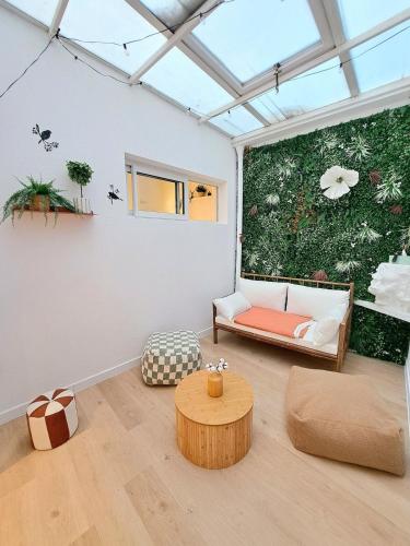 a living room with a couch and a table at Au Détour des Sacres -Hypercentre-Boulingrin in Reims