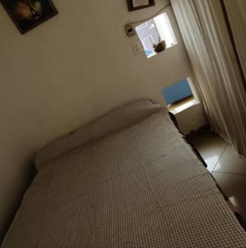 a bed in a small room with a window at Casa con cochera in San Luis Potosí