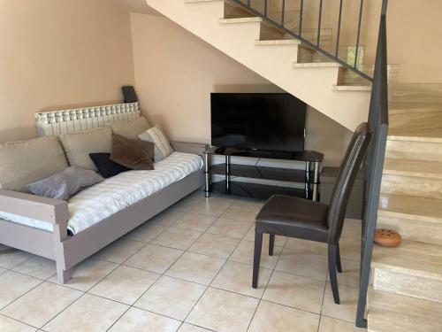 ボルセーナにあるGEM house 30のリビングルーム(ソファ、椅子、テレビ付)