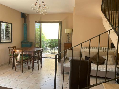 ボルセーナにあるGEM house 30のテーブルとダイニングルームのあるリビングルーム