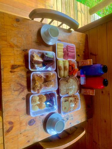 坎巴拉Cabana Recanto dos Aparados的桌子上放着一些装在塑料容器里的食物