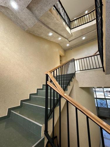une image d'un escalier dans un bâtiment dans l'établissement Kobuleti, Rustaveli street 3, à Itʼkhvisi