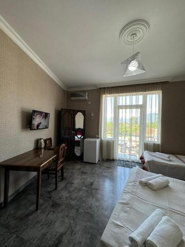 - une chambre avec un bureau, un lit et une table dans l'établissement Kobuleti, Rustaveli street 3, à Itʼkhvisi