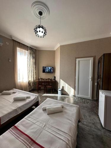 une chambre d'hôtel avec deux lits et une table dans l'établissement Kobuleti, Rustaveli street 3, à Itʼkhvisi