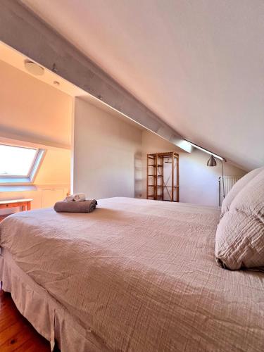 Cosy haven in Aalst with terrace a green havenにあるベッド