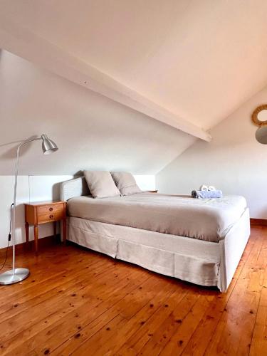 Cosy haven in Aalst with terrace a green havenにあるベッド