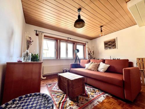 アールストにあるCosy haven in Aalst with terrace a green havenのソファとテーブルのあるリビングルーム