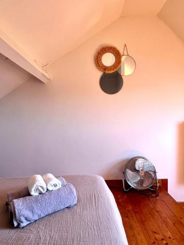 Cosy haven in Aalst with terrace a green havenにあるベッド