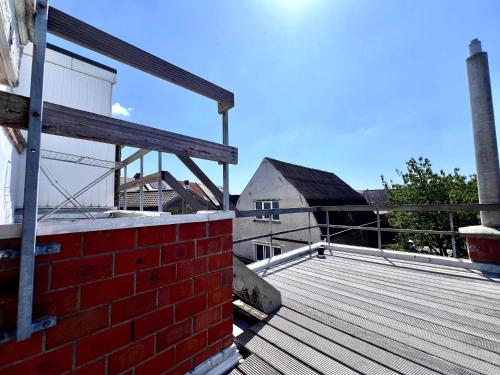 Cosy haven in Aalst with terrace a green havenにあるバルコニーまたはテラス