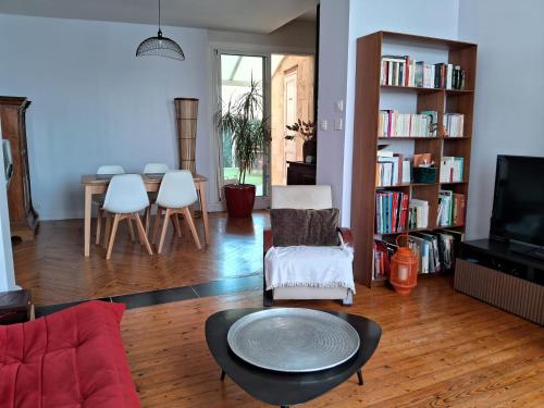 Charmante maison avec extérieur paisible, proche centre ville