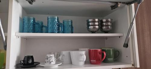 Kaffee-/Teezubehör in der Unterkunft Stylish Sea view Apartment Feels Like Home, Just Steps from the Beach