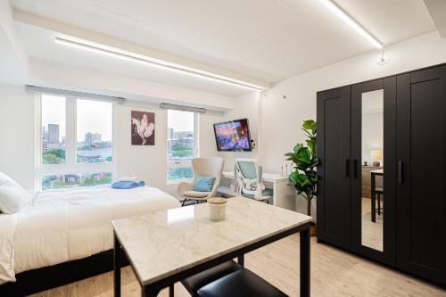 a bedroom with a bed and a table in a room at Top Location - Cozy & Bright MTL studio near metro in Montréal