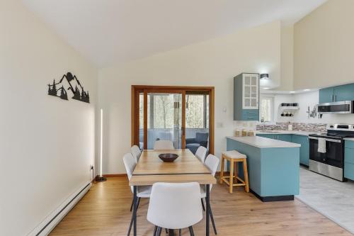 Dapur atau dapur kecil di Poconos Hideaway - Woods & Wildlife
