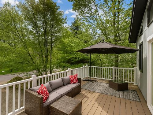 Balkoni atau teres di Poconos Hideaway - Woods & Wildlife