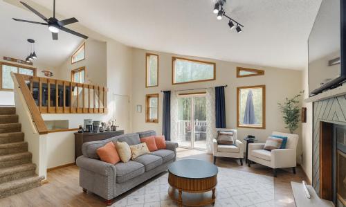 Ruang duduk di Poconos Hideaway - Woods & Wildlife