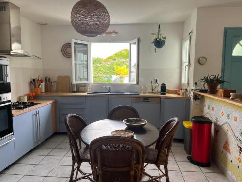 Η κουζίνα ή μικρή κουζίνα στο Maison arborée style Ré proche mer