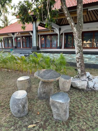 Taman di luar Mandala Home Villa