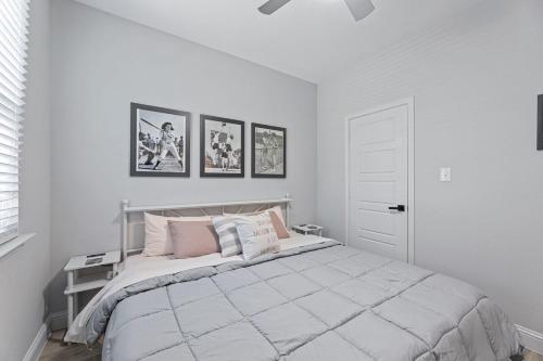 Katil atau katil-katil dalam bilik di Sporty Spot - Hot Tub - Walk to AT&T Stadium