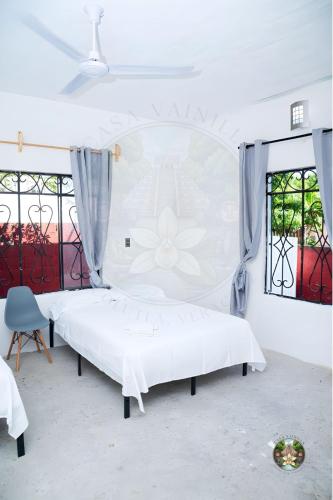 1 dormitorio blanco con 1 cama grande y ventanas en Casa Vainilla - Privacy, Best For Families, Tecolutla, en Tecolutla