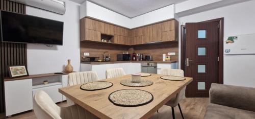 een keuken met een houten tafel en stoelen bij Апартамент Дар in Belogradchik