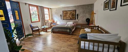 una stanza con una camera da letto con un letto e un tavolo di Solar dos Reis Apartamento Topázio a Ouro Preto
