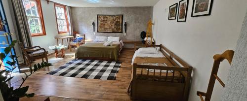 una camera da letto con un letto e un tavolo di Solar dos Reis Apartamento Topázio a Ouro Preto
