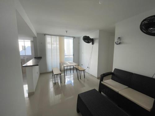 a living room with a couch and a table and chairs at Vacaciones Inolvidables in Coveñas