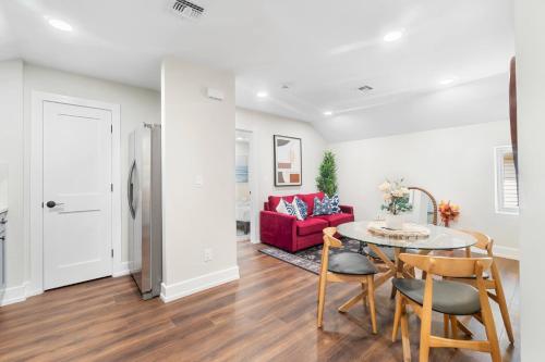 Χώρος καθιστικού στο Summit Suite | Parking | Near NYC & Shops