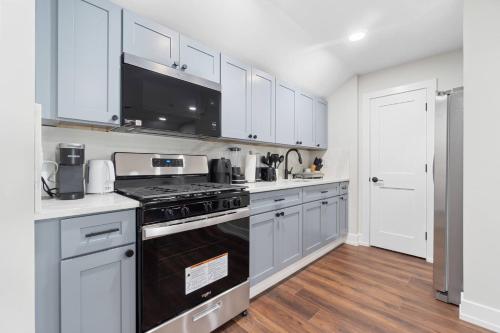 Η κουζίνα ή μικρή κουζίνα στο Summit Suite | Parking | Near NYC & Shops