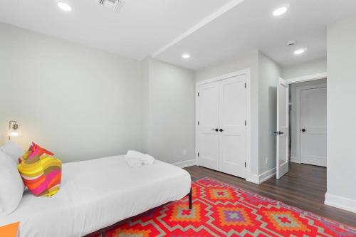 Ένα ή περισσότερα κρεβάτια σε δωμάτιο στο Summit Suite | Parking | Near NYC & Shops