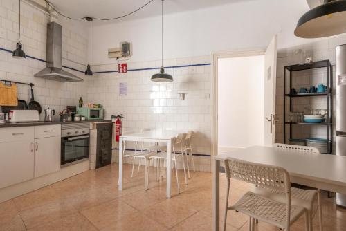 Una cocina o cocineta en HT MIRIBILLA habitaciones turísticas con baños compartidos sin ascensor