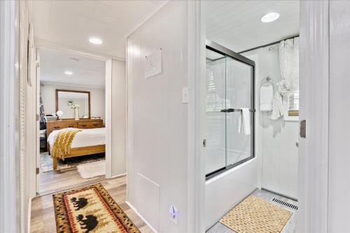 ピジョン・フォージにあるHoneycombs Suite with Hot Tub! Pigeon Forge TNのバスルーム(シャワー付)、ベッドルーム(ベッド1台付)が備わります。