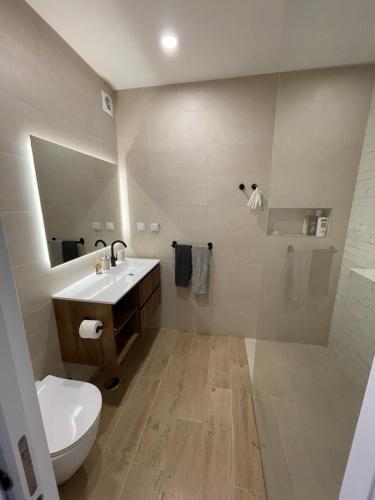 Et badeværelse på luz beach home