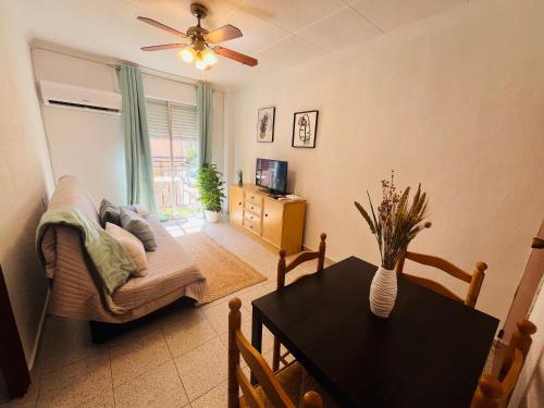 een woonkamer met een tafel en een bank bij Sun & Salt Lo Pagan in San Pedro del Pinatar