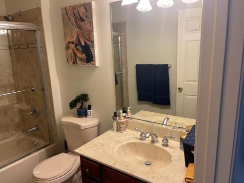 Un baño con lavabo, inodoro y ducha. en LUX homes, en Fort Washington