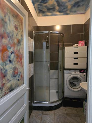 a bathroom with a shower and a washing machine at MONACO 3mn du casino in Beausoleil