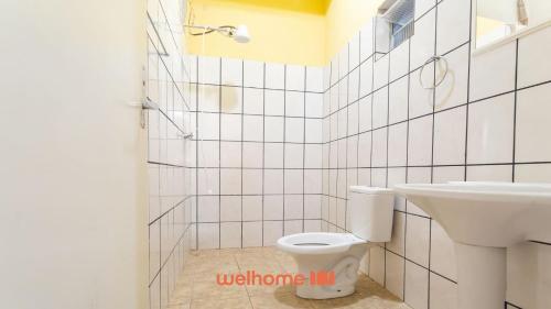 a bathroom with a toilet and a sink at Casa ampla em Mairinque com lazer completo in Mairinque