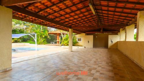 an open patio with a pool and a wooden ceiling at Casa ampla em Mairinque com lazer completo in Mairinque