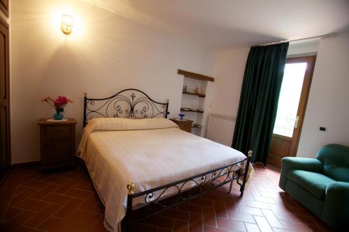 スティーアにあるLa Fagiana - Orchidea 11のベッドルーム(ベッド1台、緑のソファ付)