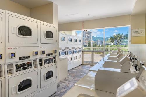 una fila de lavadoras en una lavandería en Studio for 4 people with Pool Jacuzzi Sauna BBQ, en Honolulu