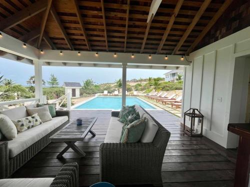 Πισίνα στο ή κοντά στο The Beach Bungalow - One home