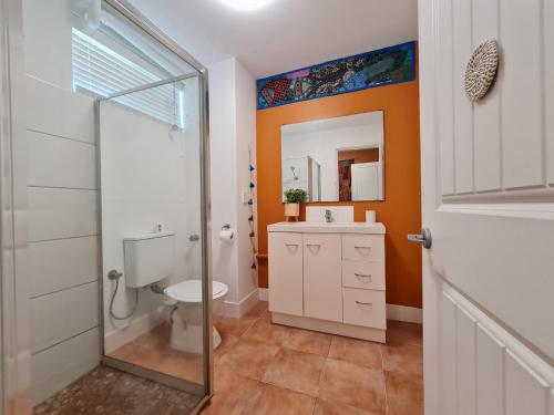 Koupelna v ubytování Blue Waters - 1bed Gateway to Scarborough Beach