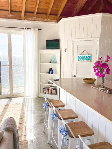 TV a/nebo společenská místnost v ubytování Ocean Shire home