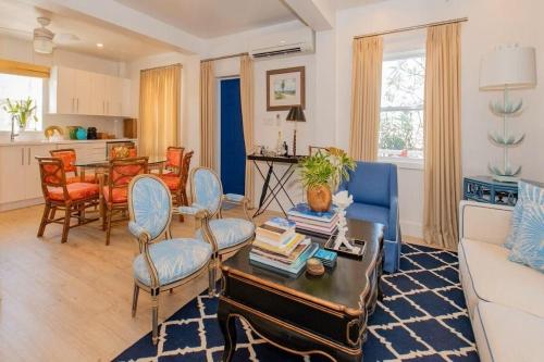 una sala de estar con un sofá y una mesa en The Little White House home, en Colebrooke Dale