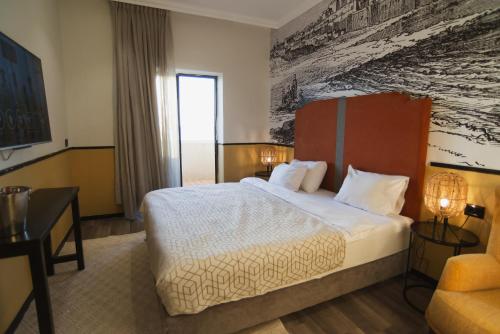 Una cama o camas en una habitación de Hotel 7 SEA Front TLV