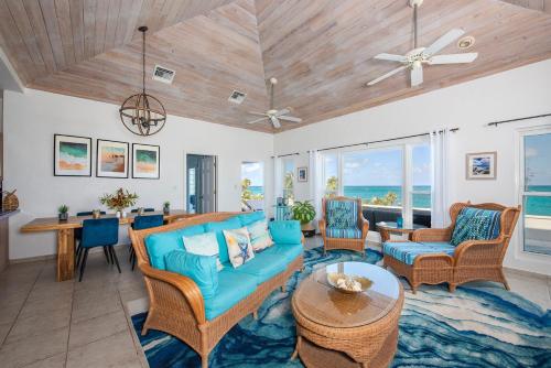 Ruang duduk di Aqua Vista home