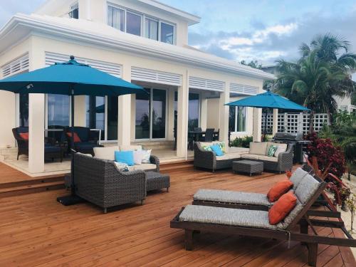 Χώρος καθιστικού στο Sandy Hill Beach House home